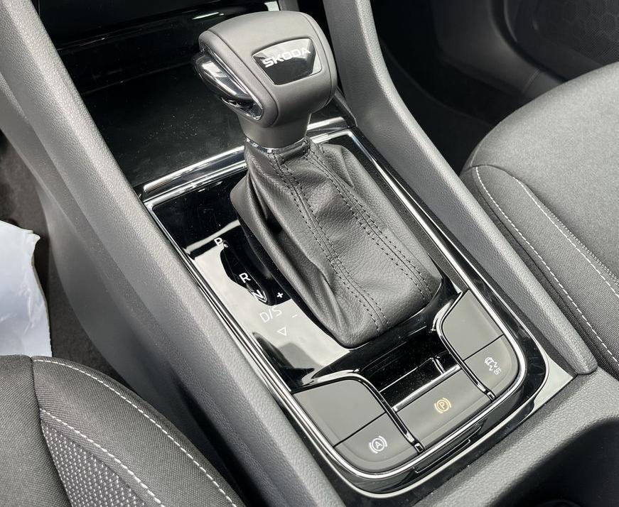 Karoq 1.5 TSI Selection DSG mit AHK, Climatronic, Kamera, KESSY uvm
